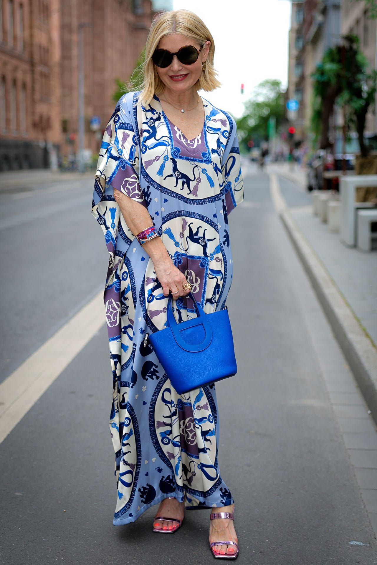 Robe caftan motif signature bleu