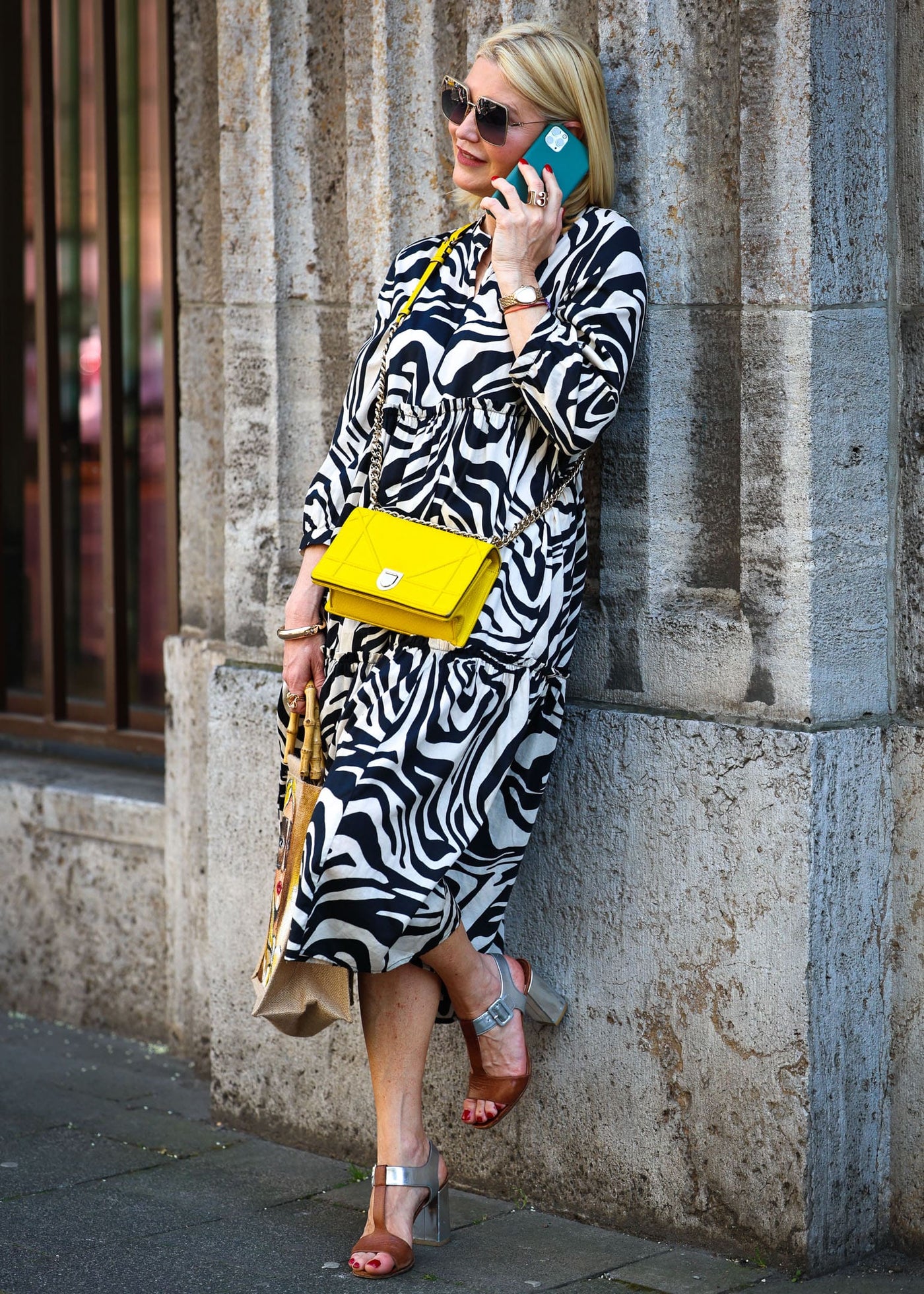 Robe à volants motif tigre noir